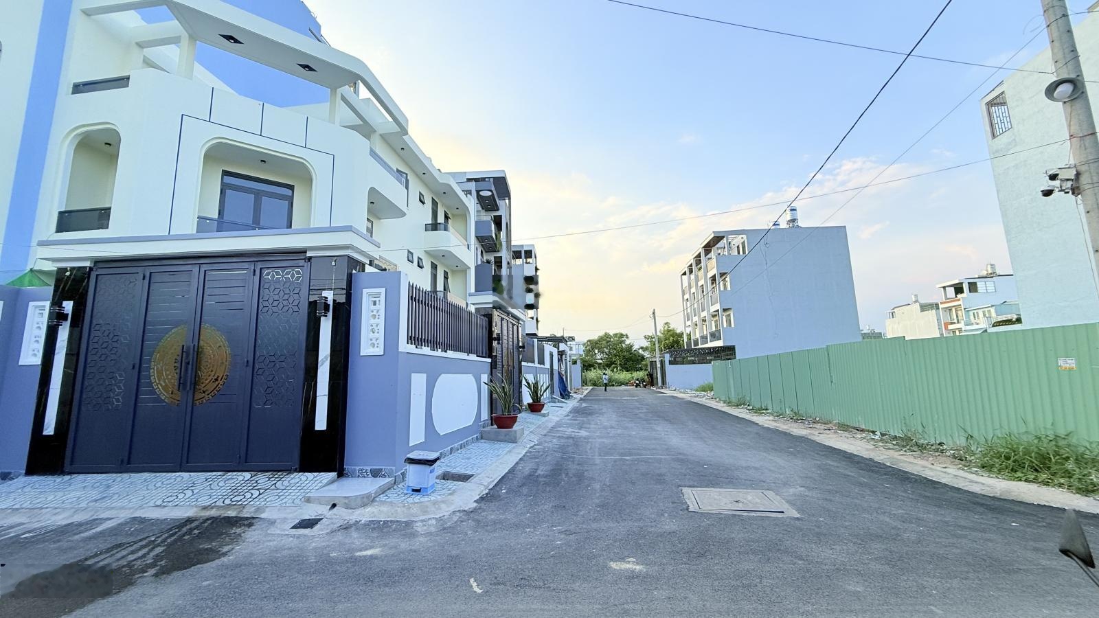 Nhà mới 4x19m. Đường Thạnh Lộc 27 . Ngay Chung cư Thạnh Lộc. Xây 1 lửng 3 lầu. Sân xe hơi