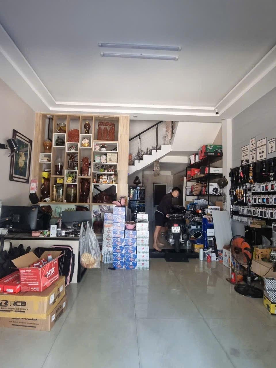 Nhà mặt tiền 2 tầng đúc hòa minh 14 . - Dt: 70m2 ngang 5m,(dt sàn 140m2) - Công năng 3 pn có pn