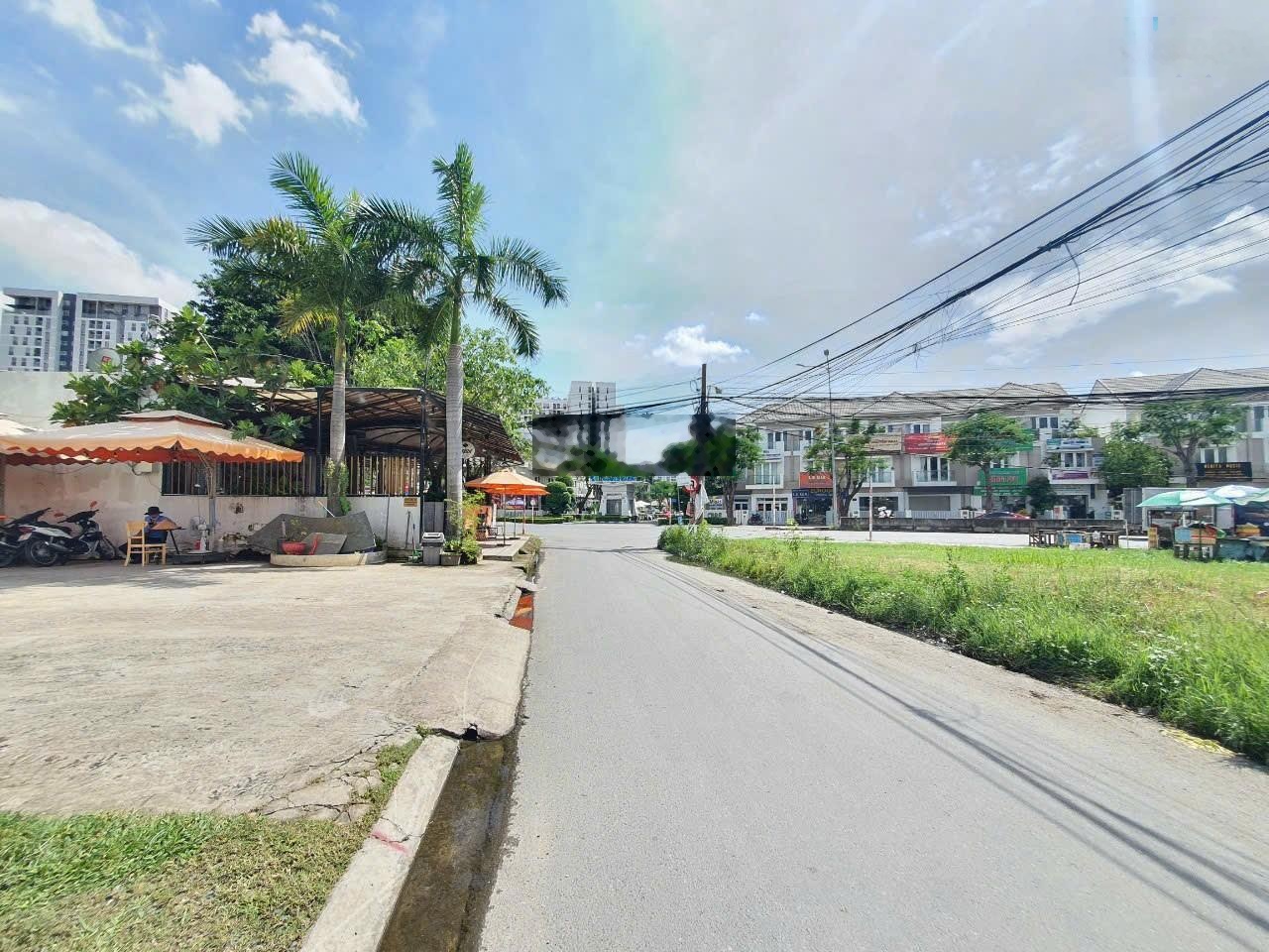 Bán lô đất ngay Mẫu Giáo Trung Ương đường Liên Phường, giá 63 triệu/m2