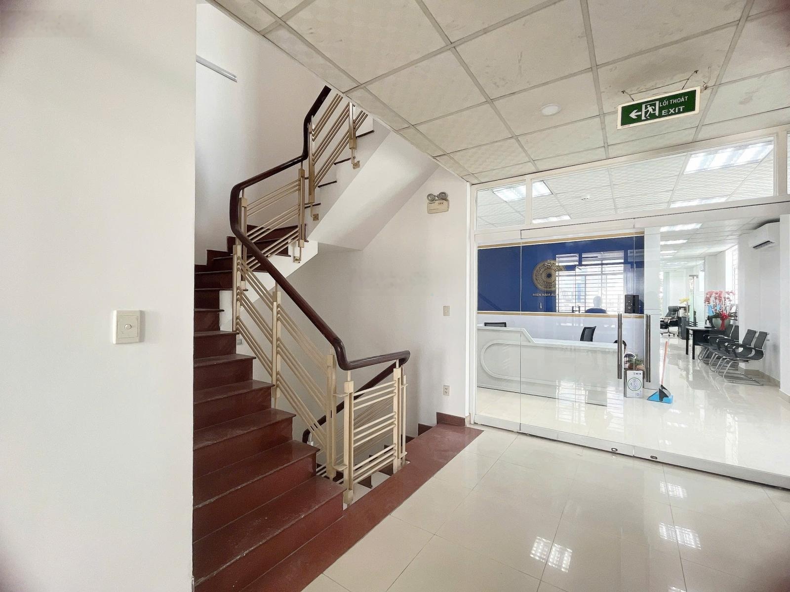 Cho thuê VP MT Nguyễn Thị Minh Khai. 150m2, Quận 3, giá 49tr , full nội thất. Tell: 0903712886