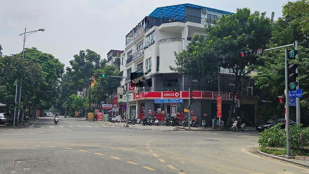 Thang máy nhập khẩu - hoàn thiện tuyệt đẹp - đối diện La Casta Văn Phú - vị trí đẹp giá tốt
