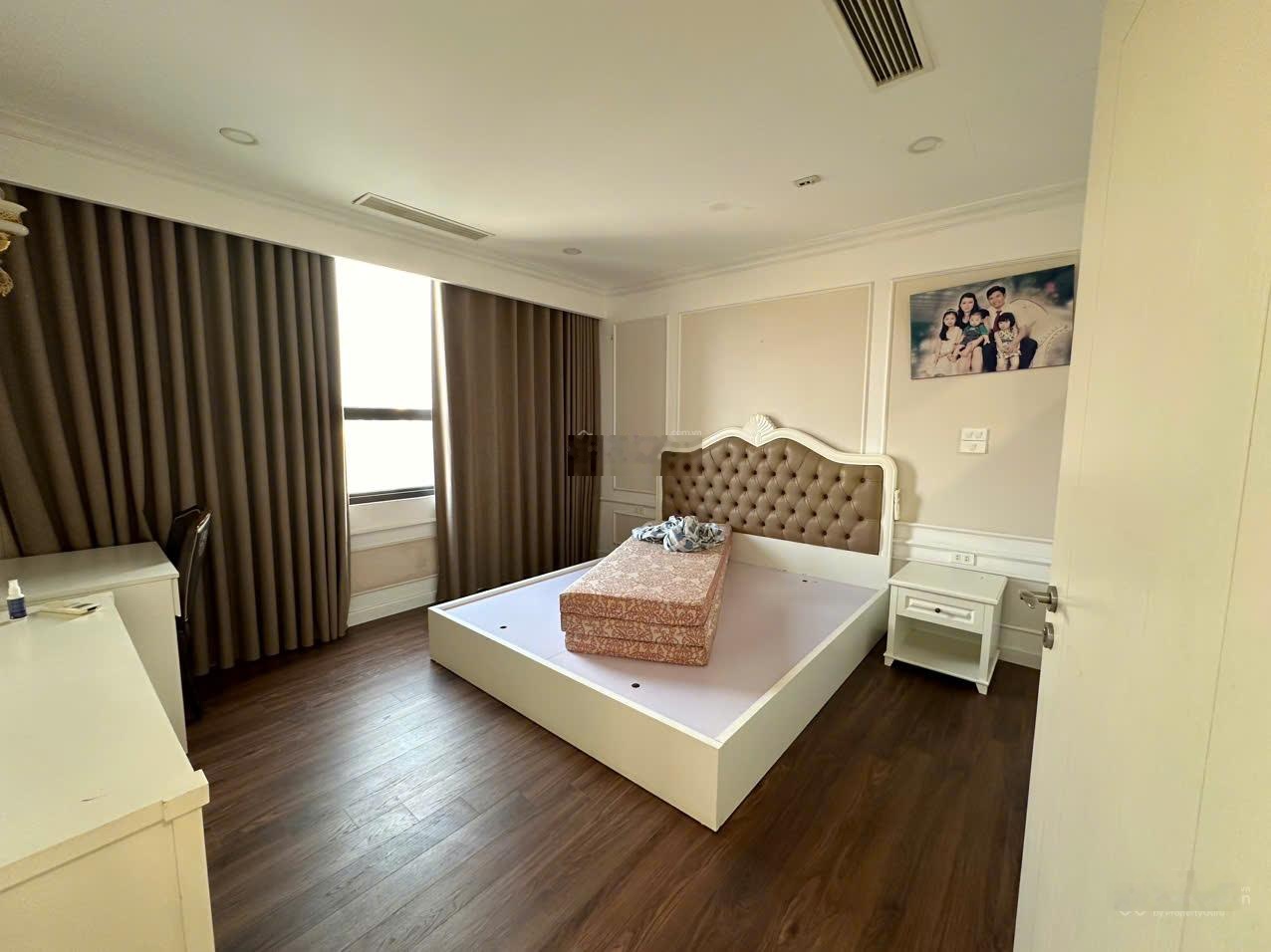 Cho thuê CHCC Vinhomes D'Capitale, Đập thông 2 căn, 6 phòng ngủ, tòa C7, 180m2, đầy đủ nội thất