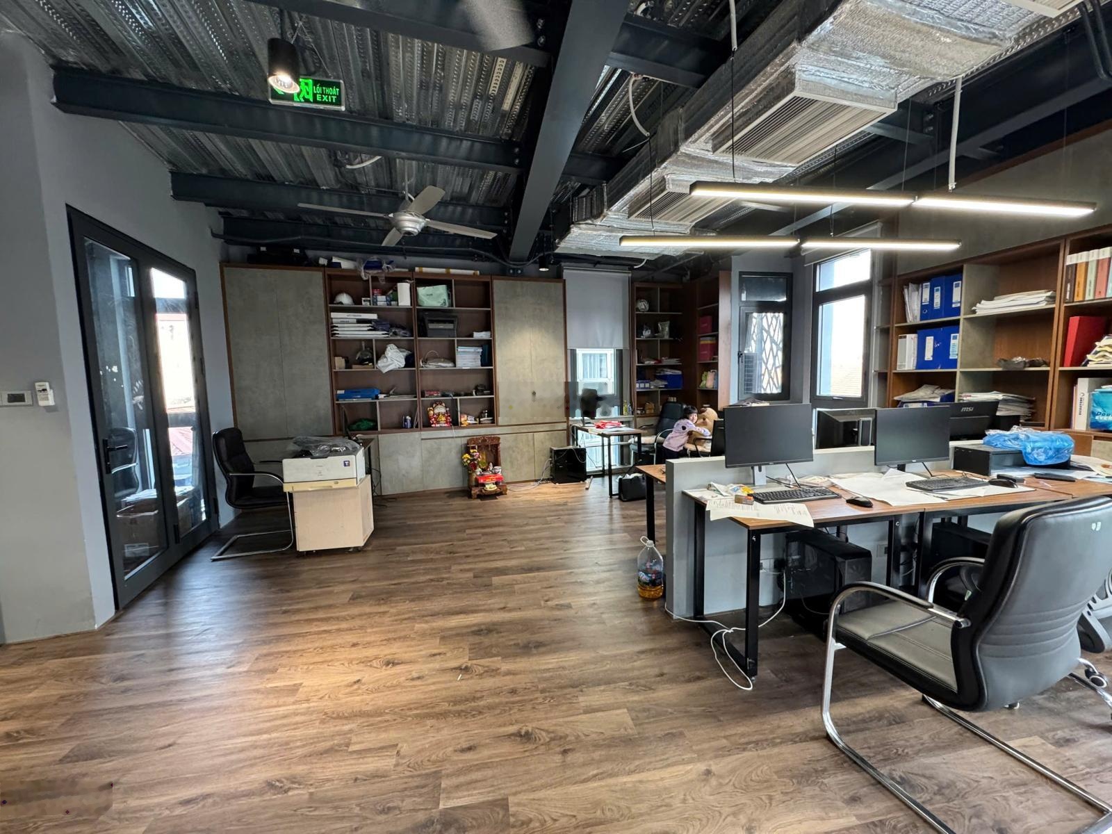 Cho thuê văn phòng Làng Việt Kiều Châu Âu, diện tích 70m2/tầng, sàn thông, sàn gỗ điều hòa