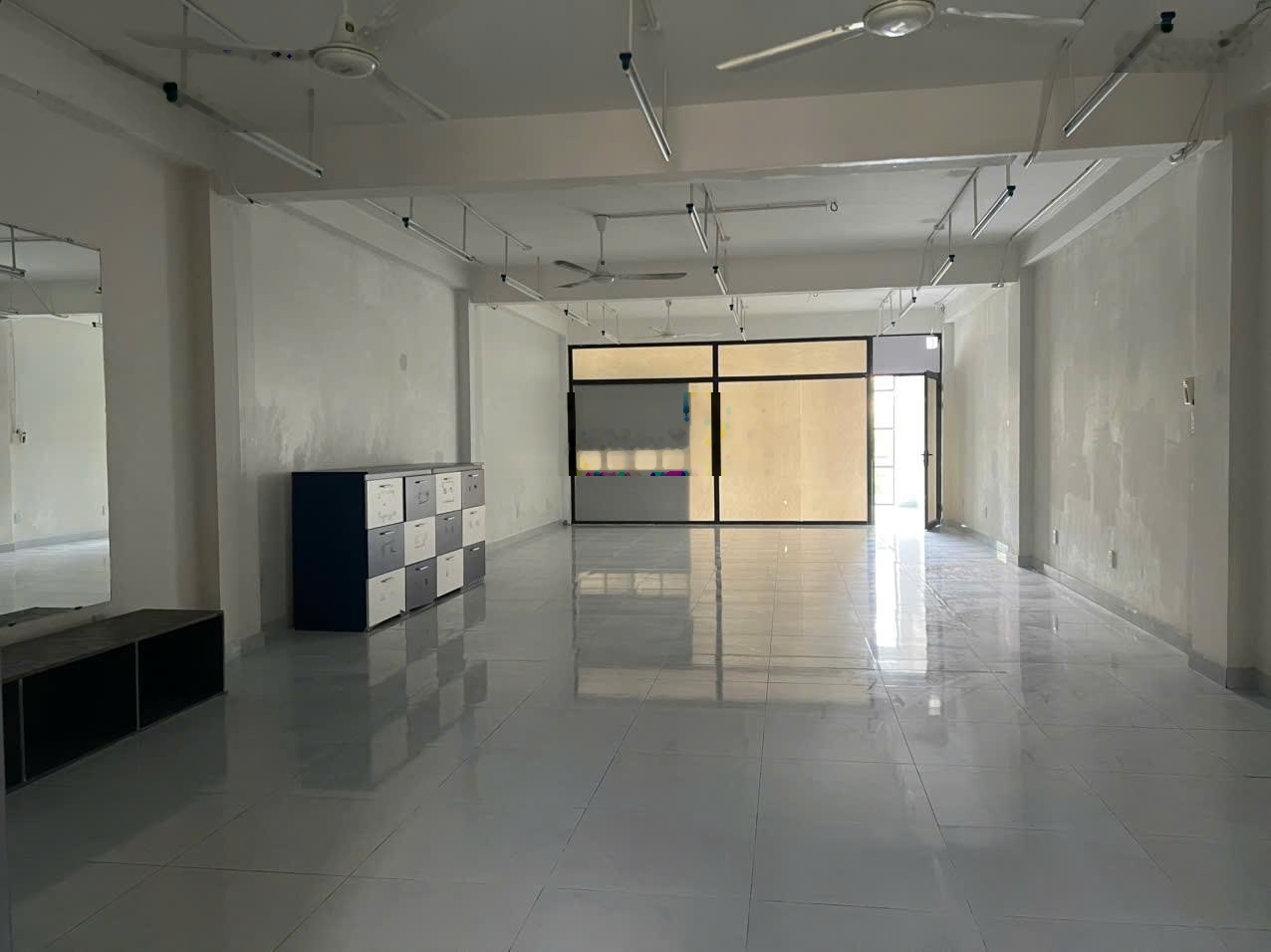 Cho thuê nguyên căn nhà 6x28m 1 hầm 4 lầu, 700m2 sàn. Giáp quận 2 gần Ga Metro XLHN 30 tr/tháng