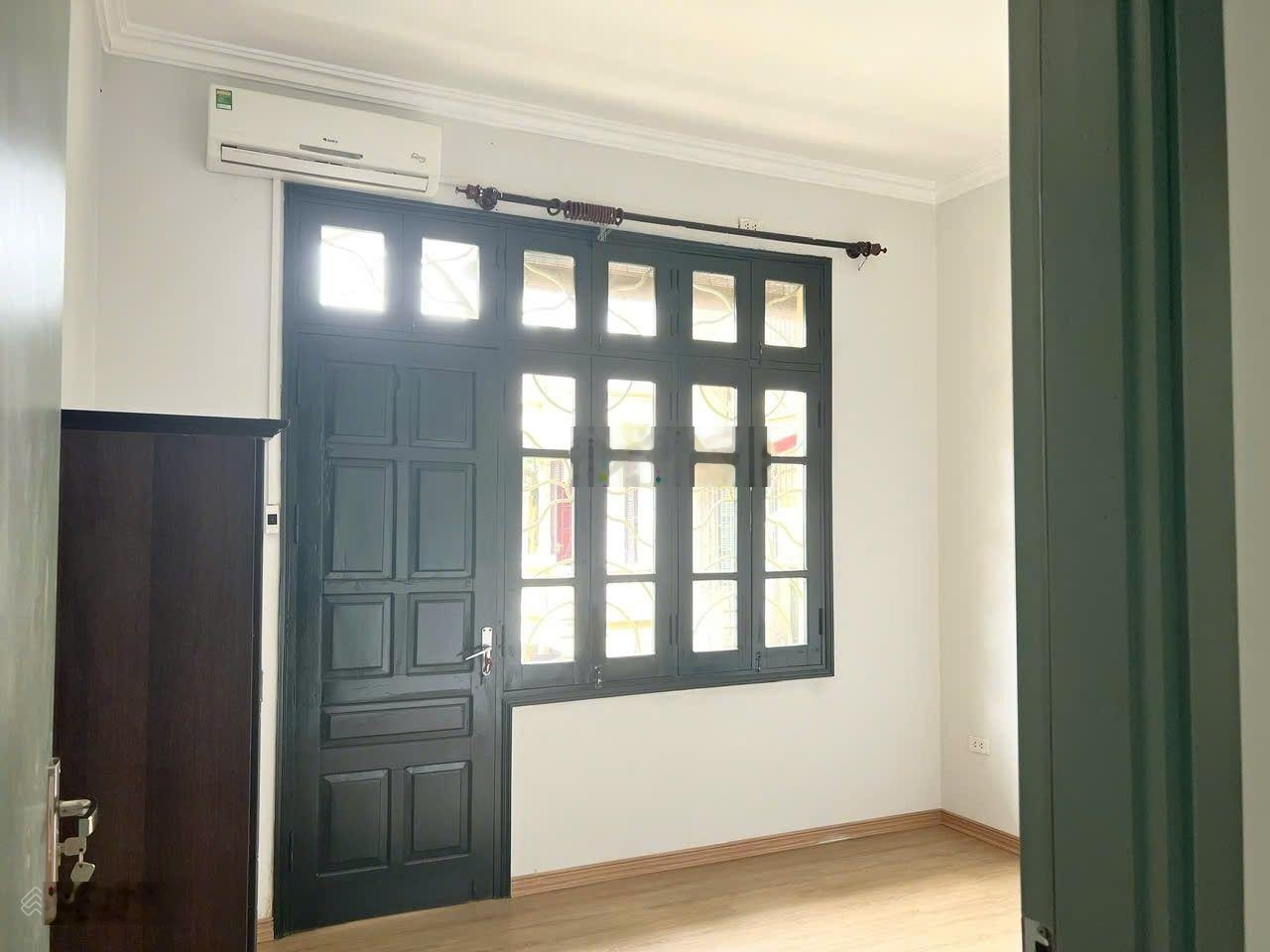 Chính chủ cho thuê nhà ngõ 45 Hào Nam 68m2 2 ngủ 1 wc. Ở ngay. Điện nước giá dân