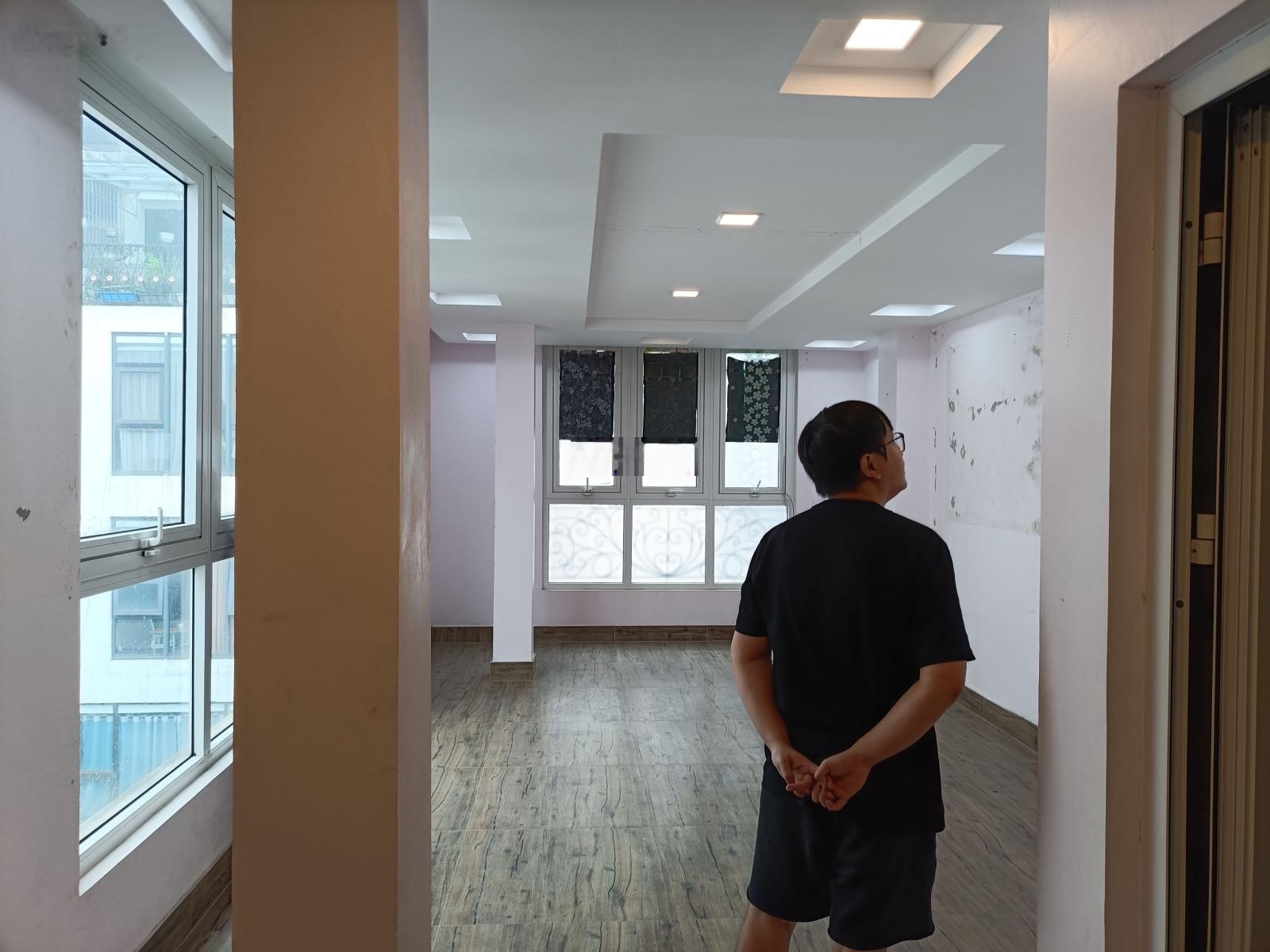 Cho thuê nhà Phú Diễn DT 60m, 5 tầng, căn góc ,MT 4 m, thông sàn, thang + cuối điều hòa nóng lạnh