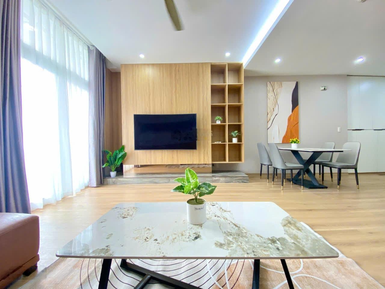 Chính chủ lên phố cần bán căn Usilk Văn Khê, Hà Đông DT 116m2, 3PN, 2VS, BC Đông Nam, giá 7.7 tỷ