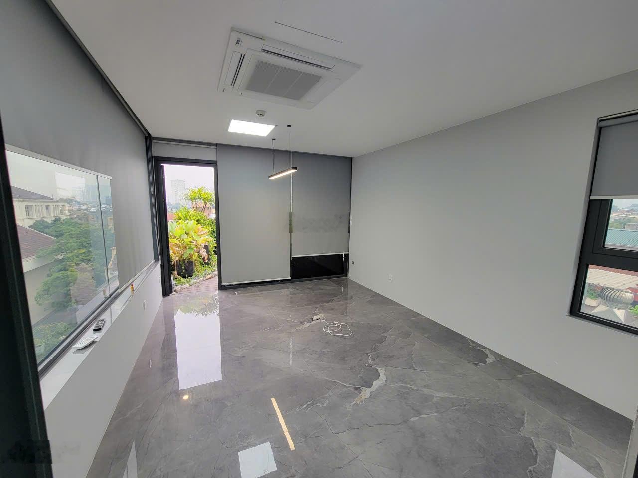 Cho thuê nhà Khuất Duy Tiến 70m2 x 6 tầng thông sàn thang máy điều hòa âm trần