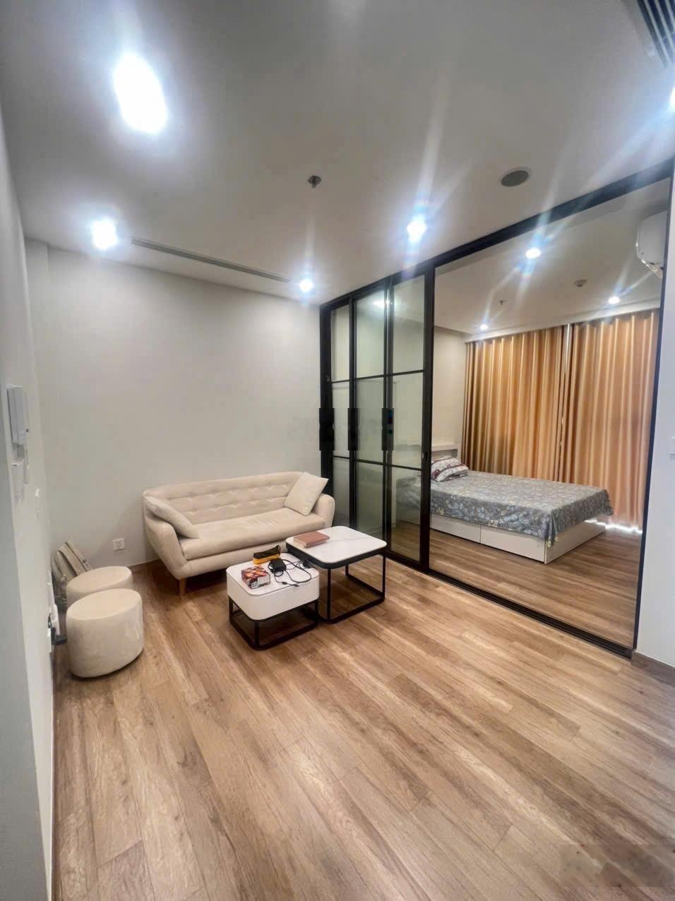 Cần bán căn hộ 1PN 1WC 32m2 đủ đồ tầng cao view sông Hồng toà R1 Onsen.HL 0964007130 ạ