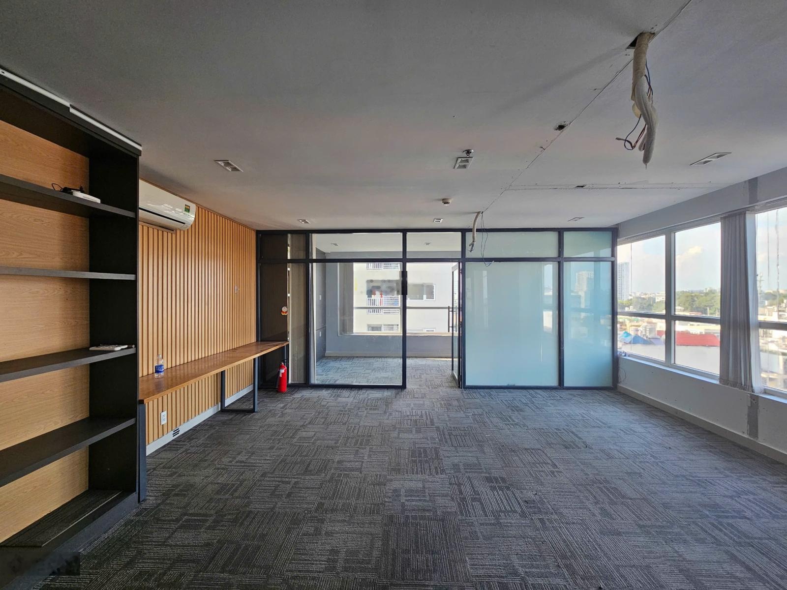 Cần bán nhanh officetel Sky Center địa chỉ 5B Phổ Quang, DT: 70m2 - giá bán: 5 tỷ bao thuế phí