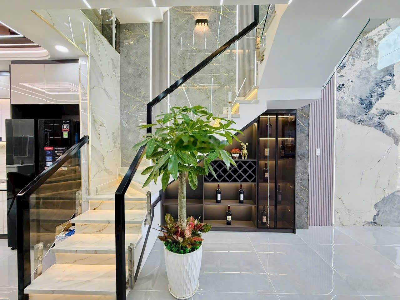 Hiếm! Nhà xây mới kế trường Trần Văn Thệ Tô Ngọc Vân, oto trong nhà, đường thông TX22 - TX24