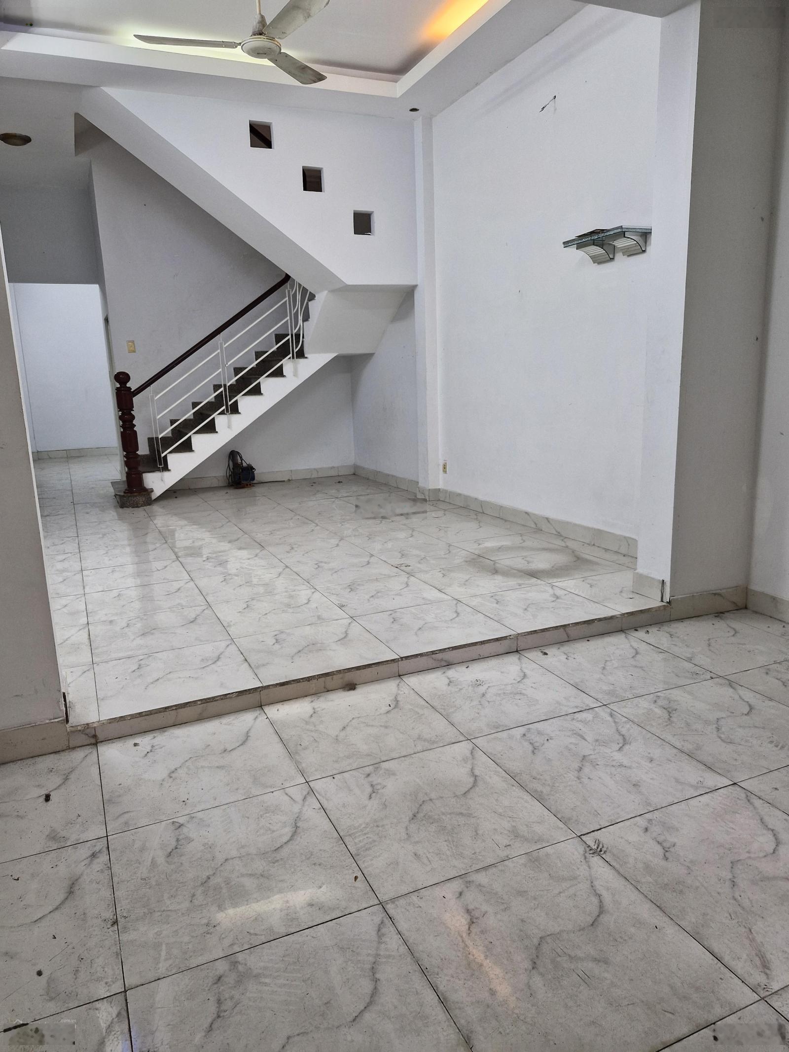 Cho thuê nguyên căn mặt tiền 77 Tây Sơn, Phường Tân Sơn Nhì 4X15m, 1 trệt, 2 lầu 4PN, 3WC