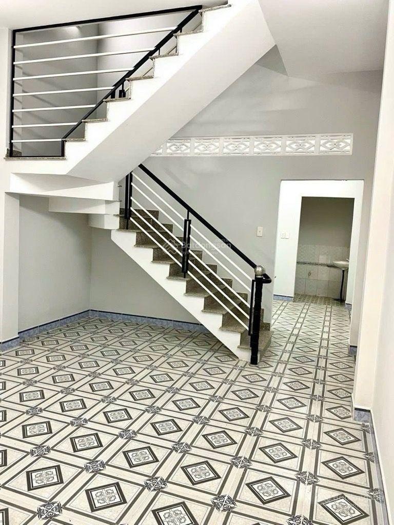 Gấp bán! Nhà 2 tầng BTCT 3PN - sát siêu thị Aeon Mall Hóc Môn - diện tích (8x18m) - đường nhựa 8m