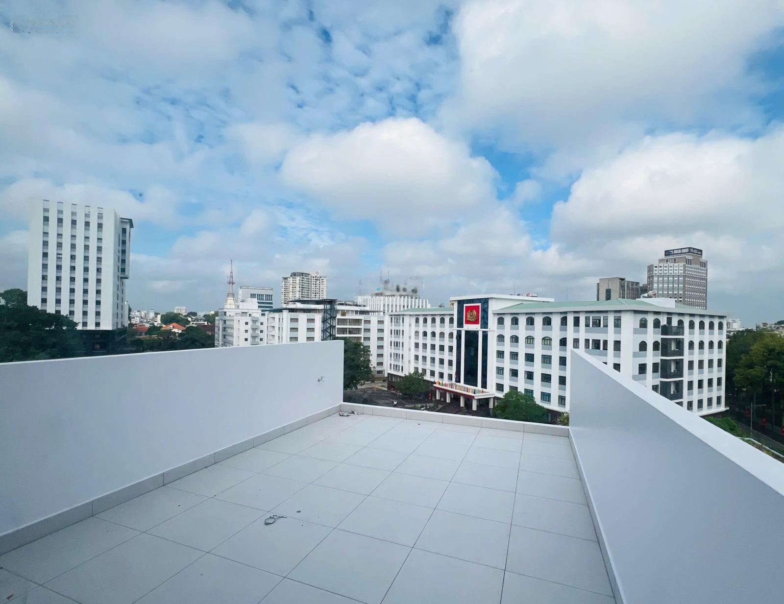 Cho thuê tòa nhà VP MT Nguyễn Trãi Q1, 1T 6L thang máy, 4.5x30m, vị trí vàng, tiềm năng lớn