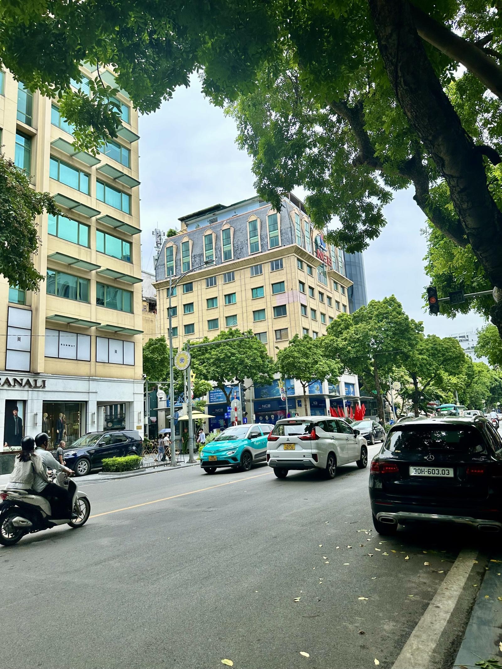 Cần bán nhà mặt Phố Huế, Hai Bà Trưng, DT 240m2 x MT 10,5m. Vị trí đoạn đẹp nhất phố - KD sầm uất