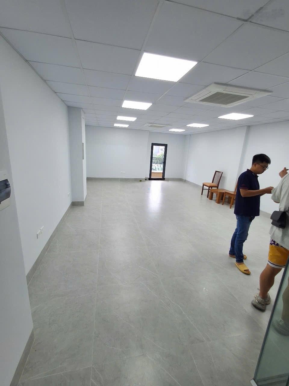 Cho thuê nhà MP Hoàng Quốc Việt, 65m2, 6 tầng, thang máy, VP, KD, Đào tạo