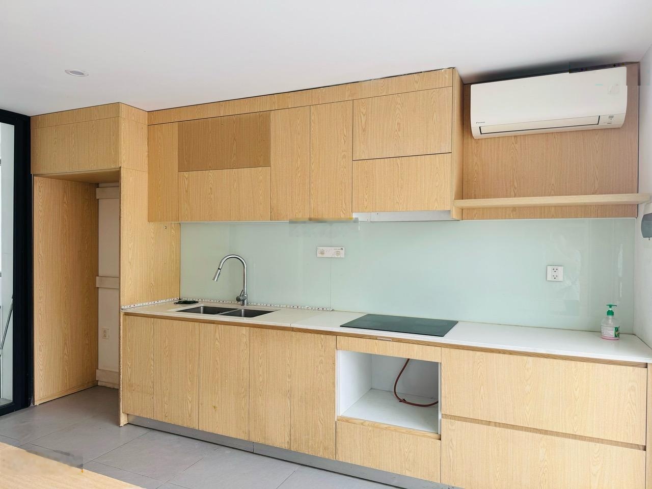 Cho thuê nhà ngõ 12 đỗ quang,cầu giấy,55m * 6 tầng 1 hầm,thông sàn,giá 35 triệu,LH 0968120493