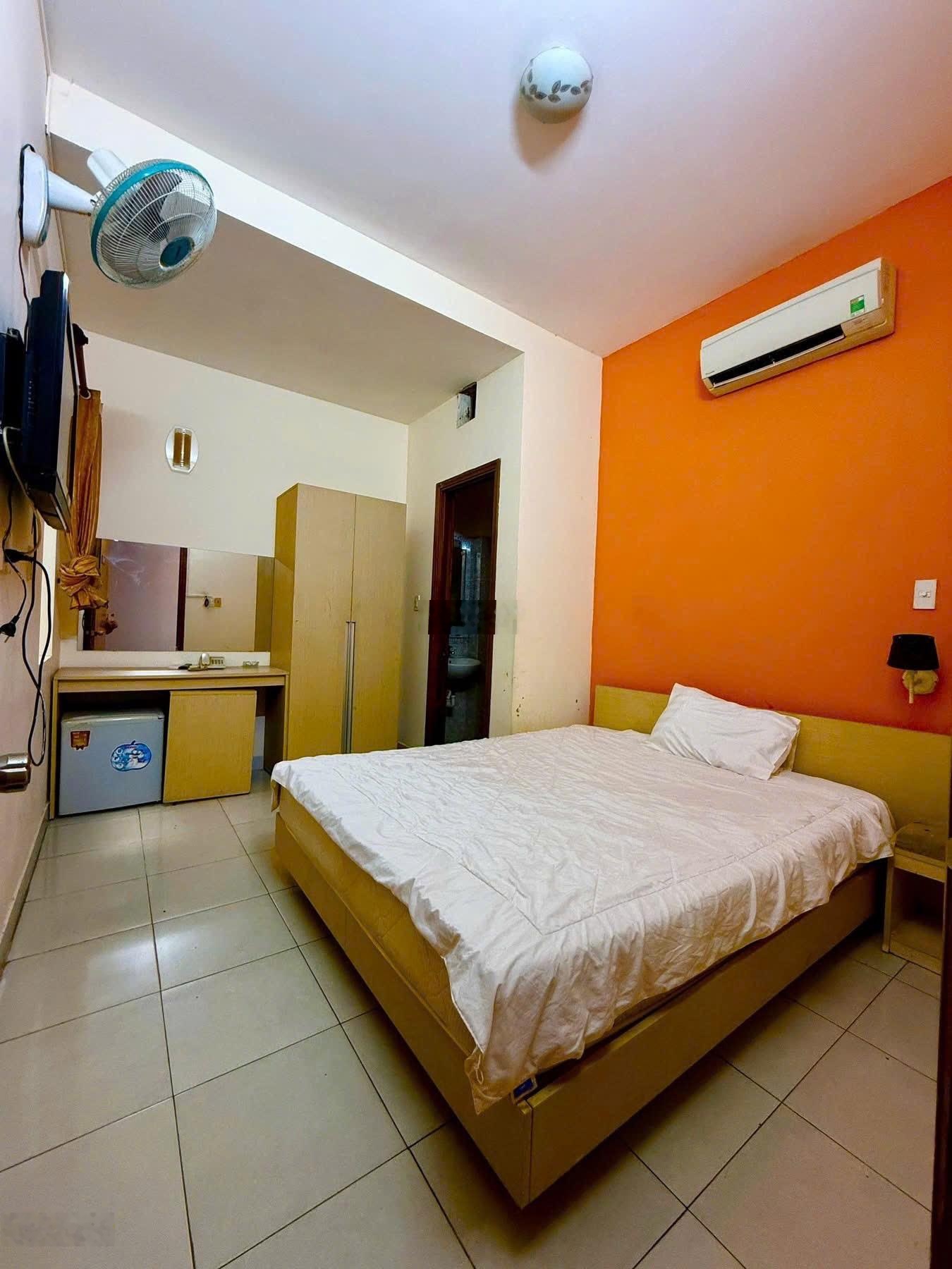 Bán chdv p12 gò vấp - hẻm xe tải ngay emart - tổng 17p -6 lầu dt 100tr/th chỉ 18.x