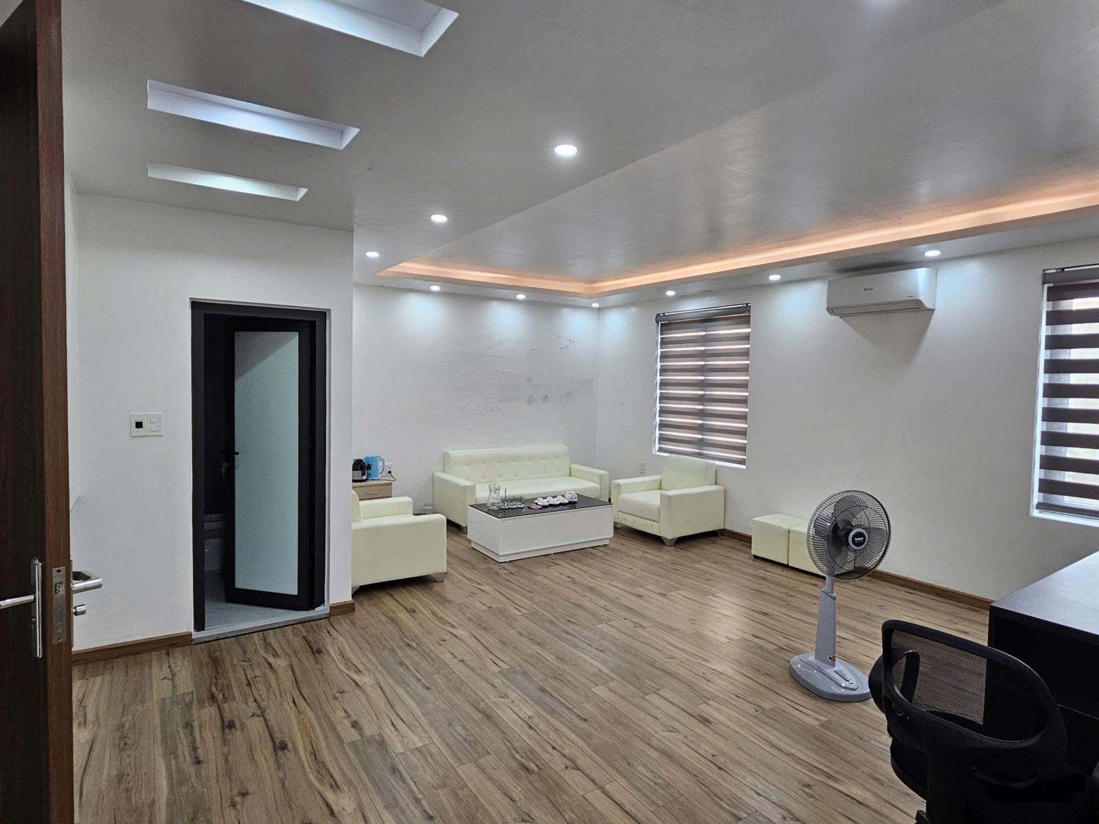 Cho thuê nhà mặt phố tại Lạc Long Quân, 135m2, giá 18tr/1 tháng