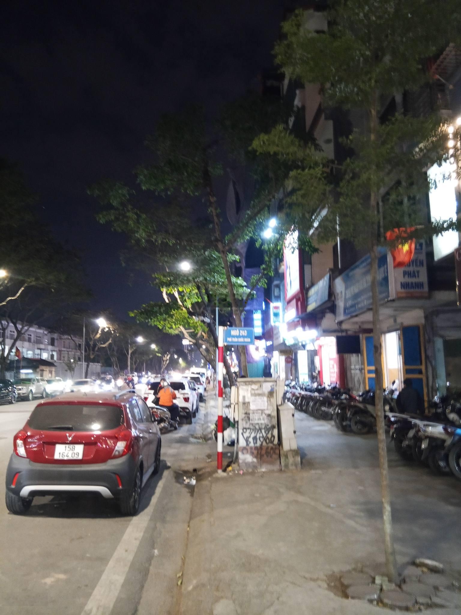 Bán nhà phố Trần Quốc Hoàn vỉa hè đá bóng 1 mặt phố 1 ngõ phân lô vip diện tích 60m 6 tầng 48.5 tỷ
