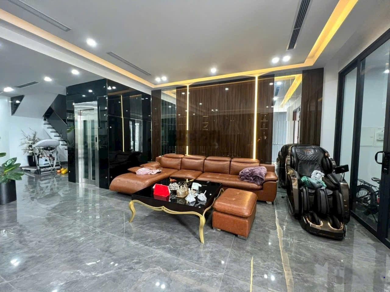 Biệt thự 100m, mặt cầu rào 3. Đường 60m. Thang máy, nội thất nhập khẩu