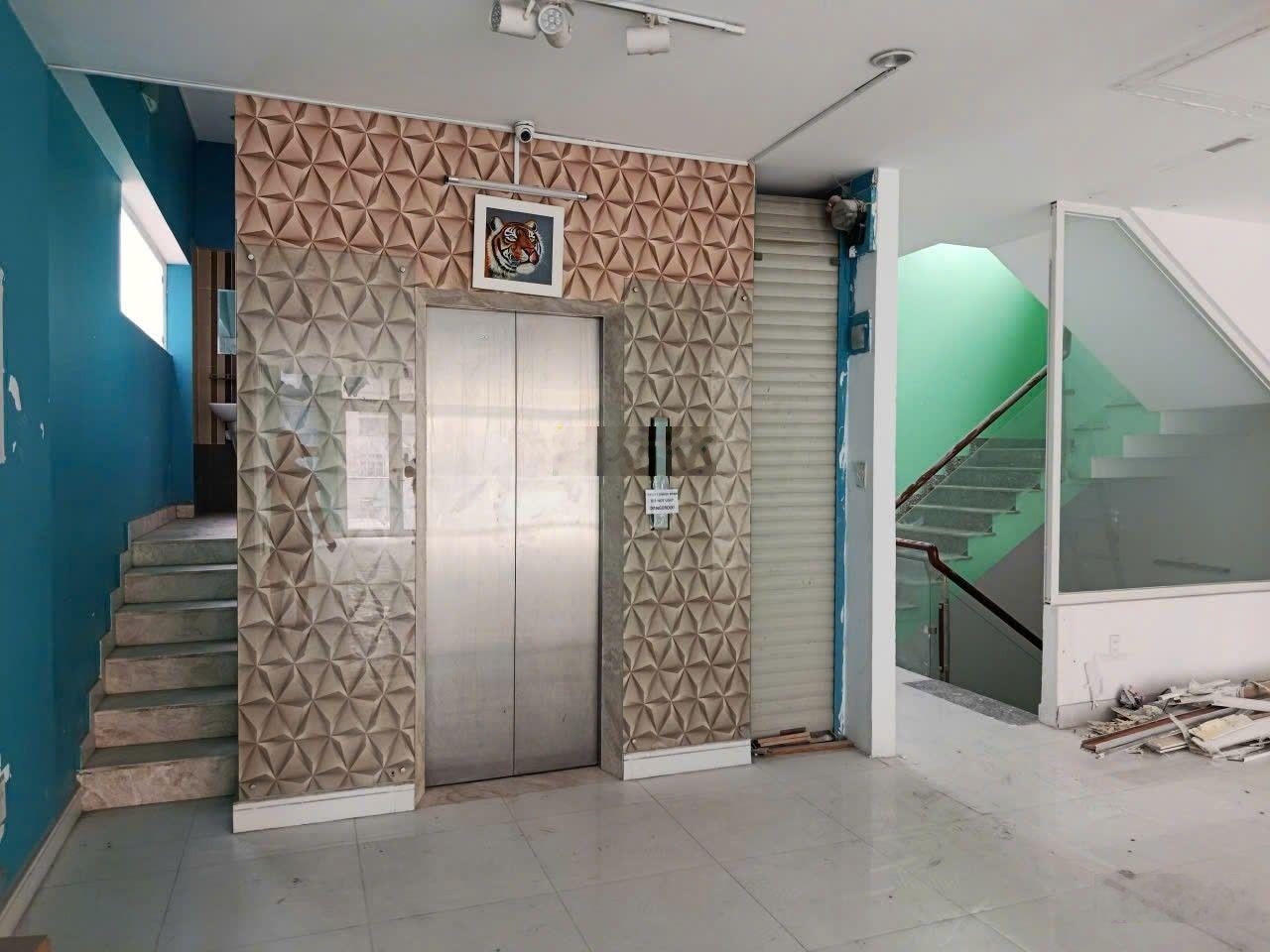 Cho thuê sàn làm văn phòng view đẹp. Căn góc 2 mặt tiền. Đường 2 chiều đông người qua lại