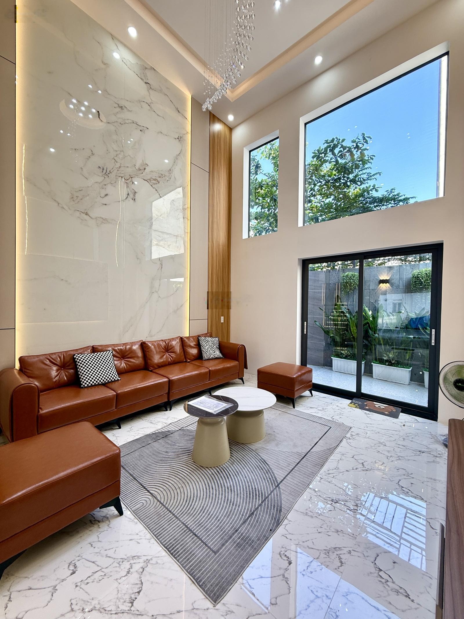 Nhà sát Gò Vấp, chưa qua QL 1A, DT:4.2x17M, Lửng, 3 Lầu, 4PN, Gara ô tô, sân thượng, hướng đông nam