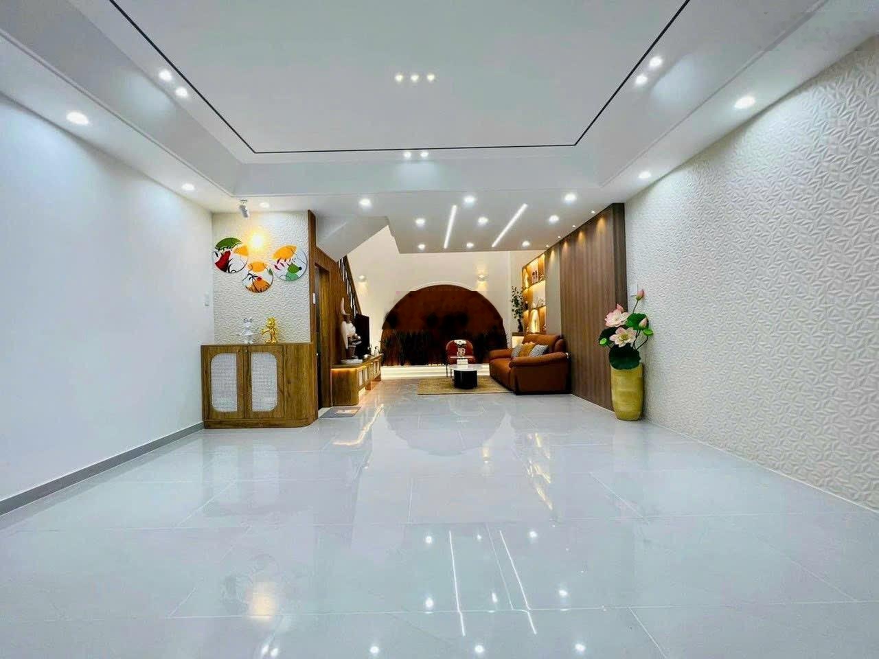 Bán gấp nhà Phan Văn Hân. Phường 17. Bình Thạnh. Diện tích: 4,5 x 10m. Giá 4 tỷ 880.