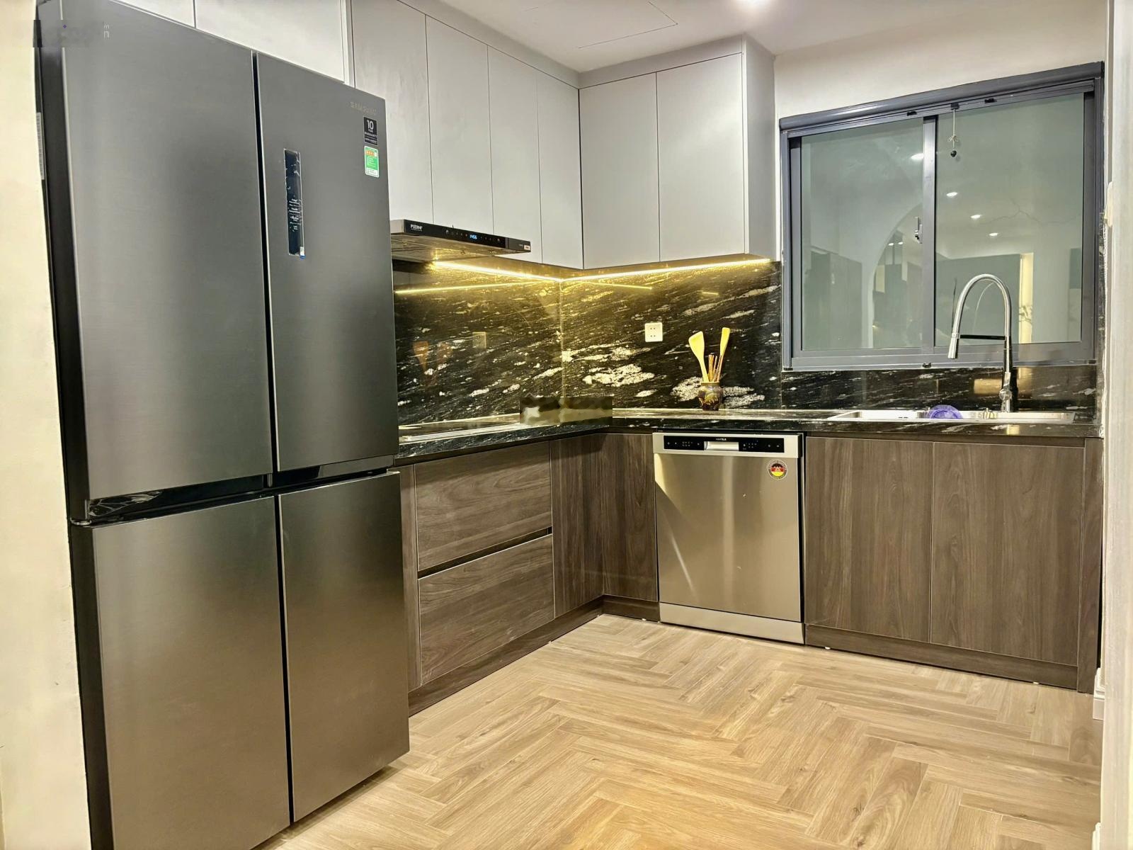 Cần cho thuê căn hộ dự án vimhomes gdrenia 79m2 2pn2vs view bể bơi full đồ giá 15,5 tr/tháng