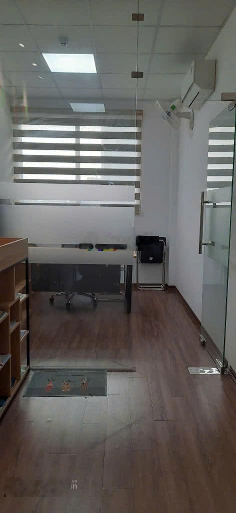 Cho thuê văn phòng tại Hoàng Cầu diện tích 220m2, 50 triệu bao gồm VAT, phí dịch vụ mặt bằng thoáng