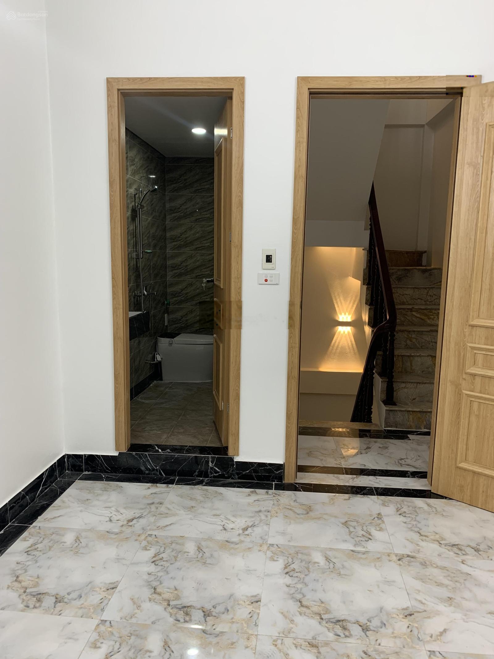 Chính chủ bán nhà ngõ 49 Quốc Tử Giám, 30m2 x 5 tầng, ban công view hồ Văn