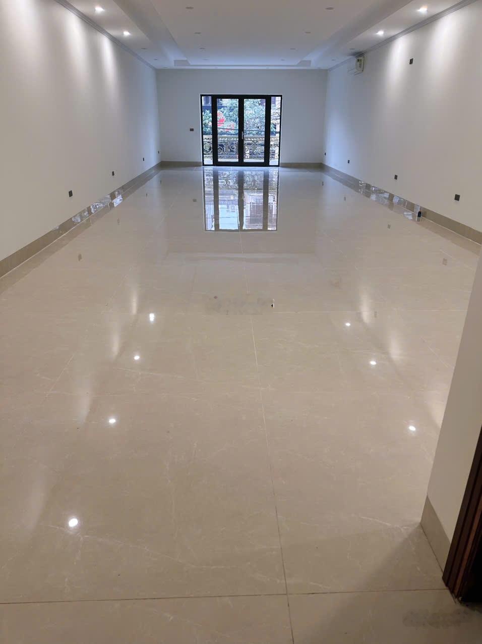 Cho thuê nhà mặt phố Lương Ngọc Quyến, TP Thái Nguyên 120m2/sàn có thang máy