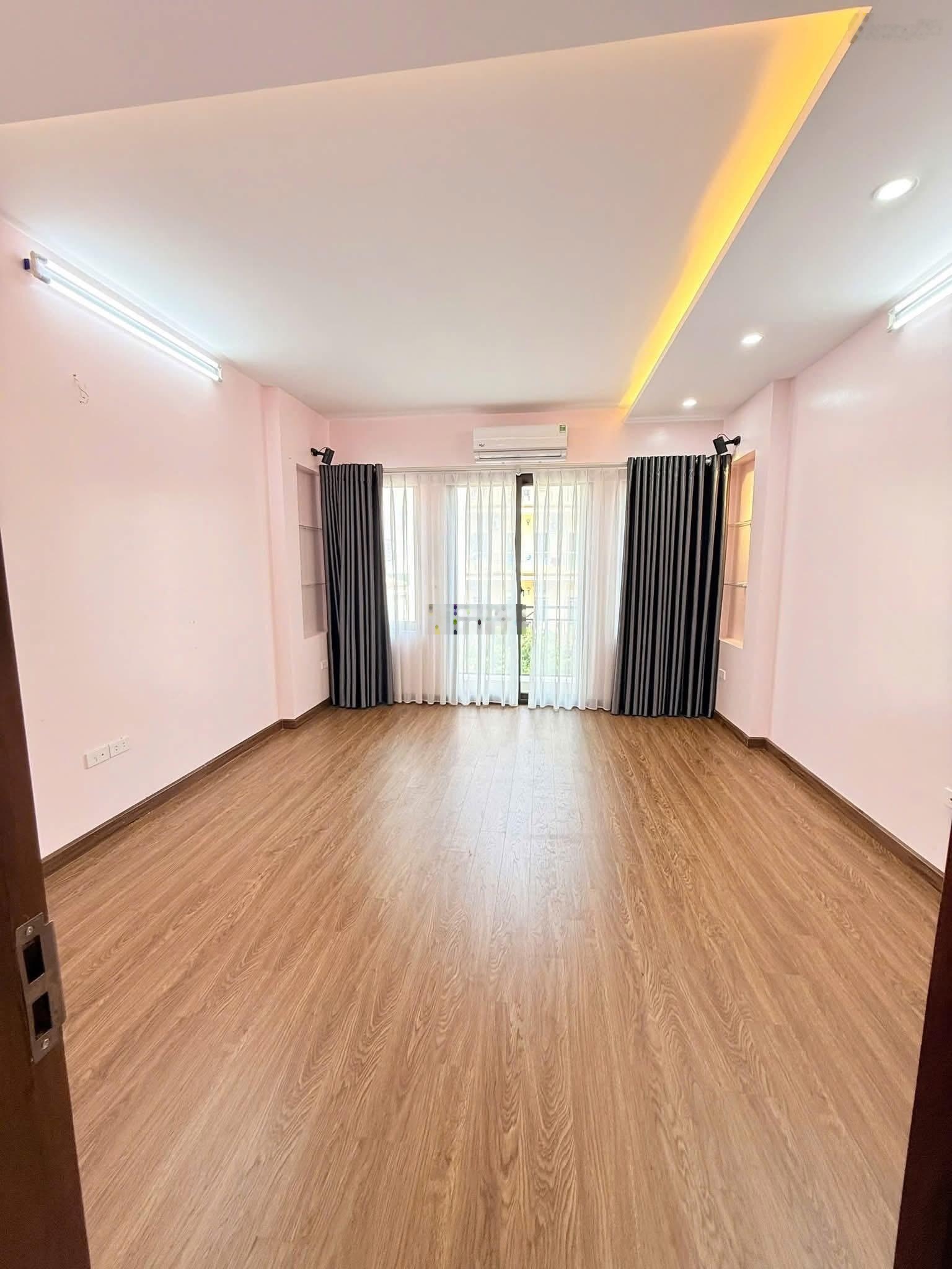 Nhà đẹp nguyễn văn huyên trung tâm cầu giấy 40mx6t,mt4m giá11.5tỷ 10m ra ngõ thông ô tô sát phố