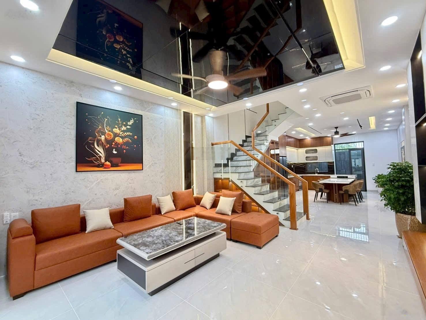 Nhà 3 tầng, có tum trục đường số 47 KĐT Mỹ Gia