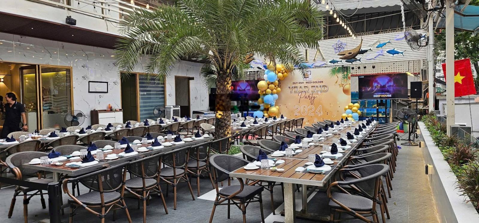 Cho thuê nhà mt q5 (ngang 25m 2 tầng tdtsd 2500m2)