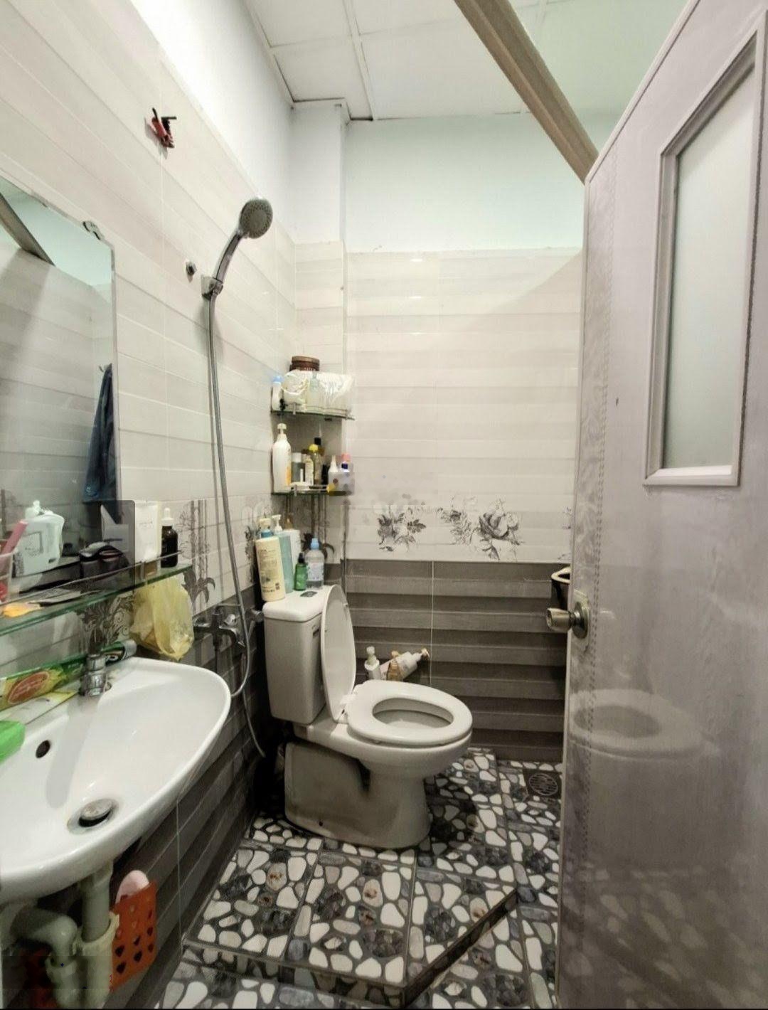 Bán nhà đường 3 Tháng 2, P.2, Q.11, gần mặt tiền, dt: 4 X 8m, 2 tầng, giá 4 tỷ.