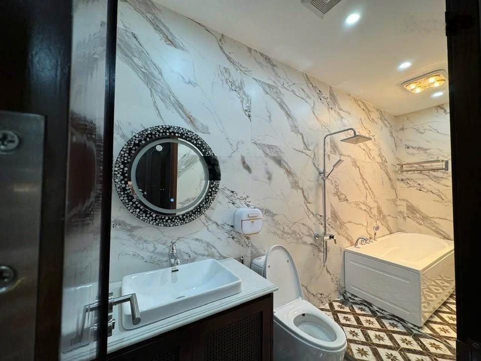 Nhà mặt hồ tại Long Biên siêu đẹp - diện tích 55m 7tầng MT rộng đường vỉa hè chỉ hơn 14tỷ.