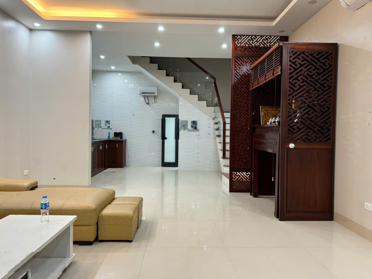 Cho thuê nguyên căn 3 tầng ô tô đỗ cửa