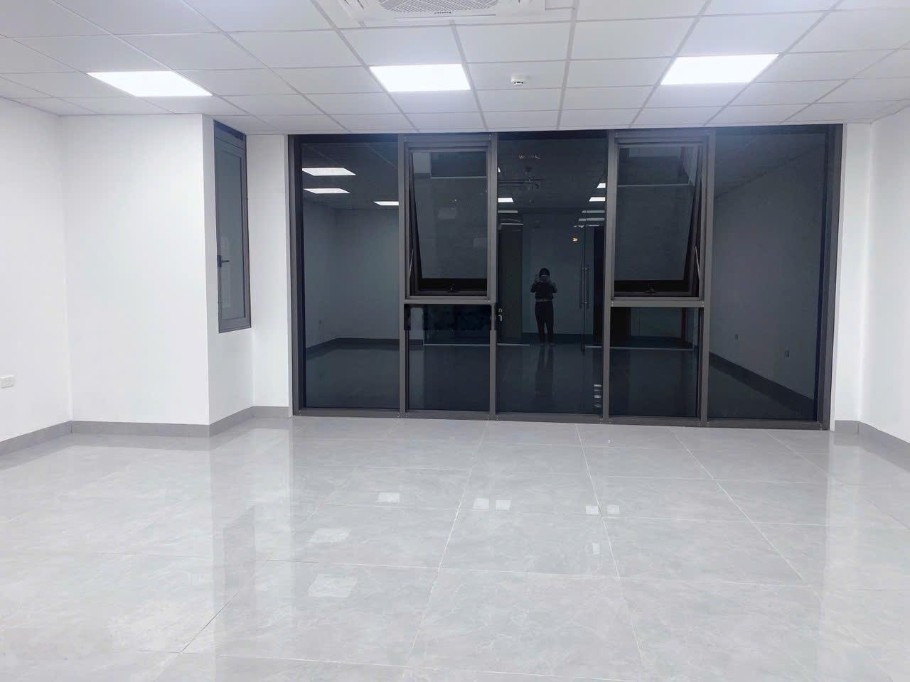 Chính chủ cho thuê nhà mặt phố đê la thành, mặt tiền rộng gần 6m, vỉa hè 5m