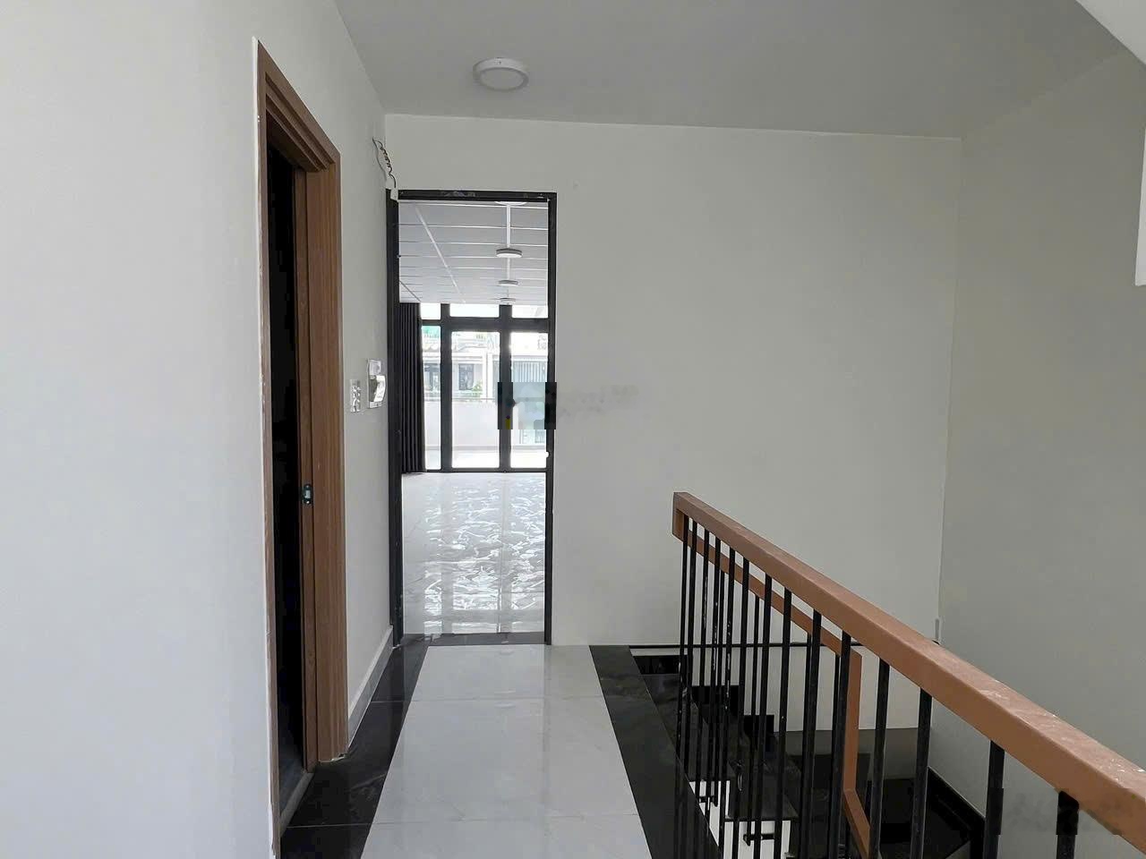 Tòa văn phòng siêu đẹp cho thuê 5x21m,hầm+4 lầu,đường 14m kđt vạn phúc city giá 29 tr/tháng