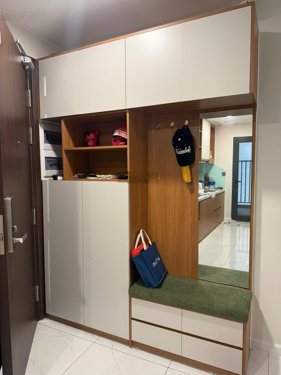 Bán căn 66m2 tháp C2 tầng 8 nội thất đầy đủ giá 3,69tỷ view công viên, hồ bơi, ...cho thuê 13tr/th