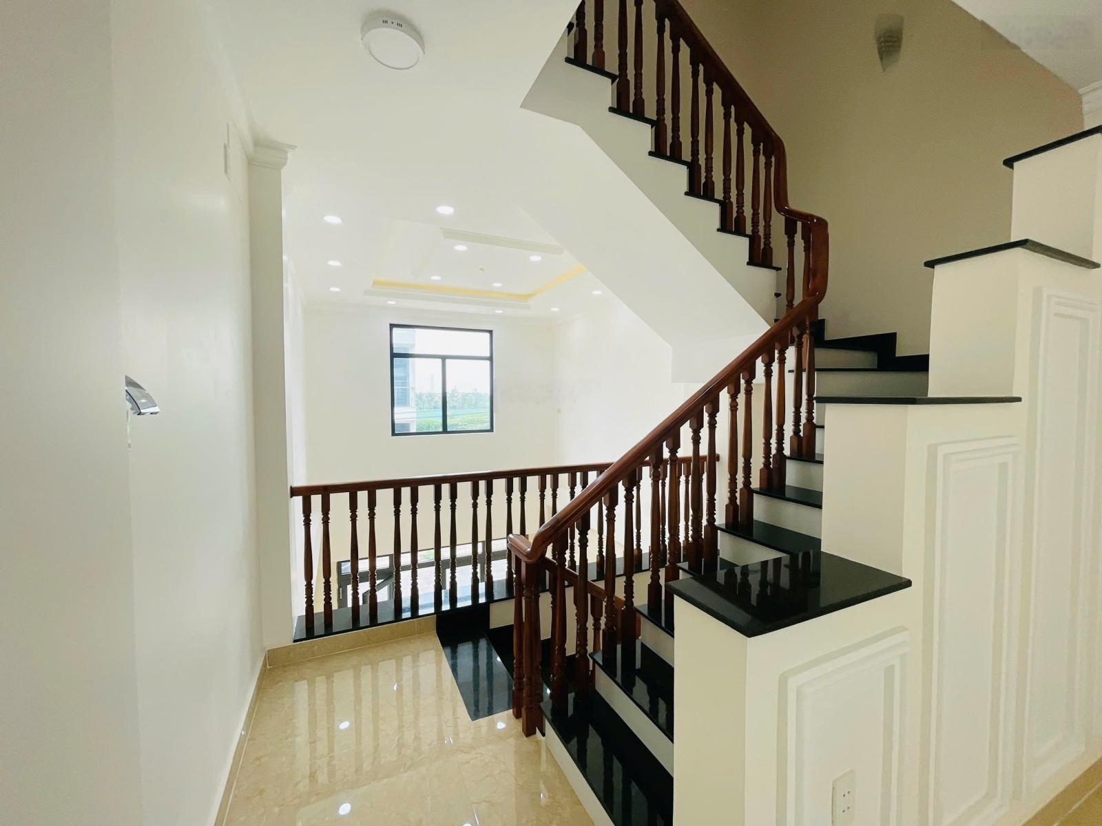 Bán nhà 1 trệt 3 lầu view sông Sài Gòn đường nhựa 8m giá hơn 8.4tỷ thương lượng liền kề DA Vạn Phúc