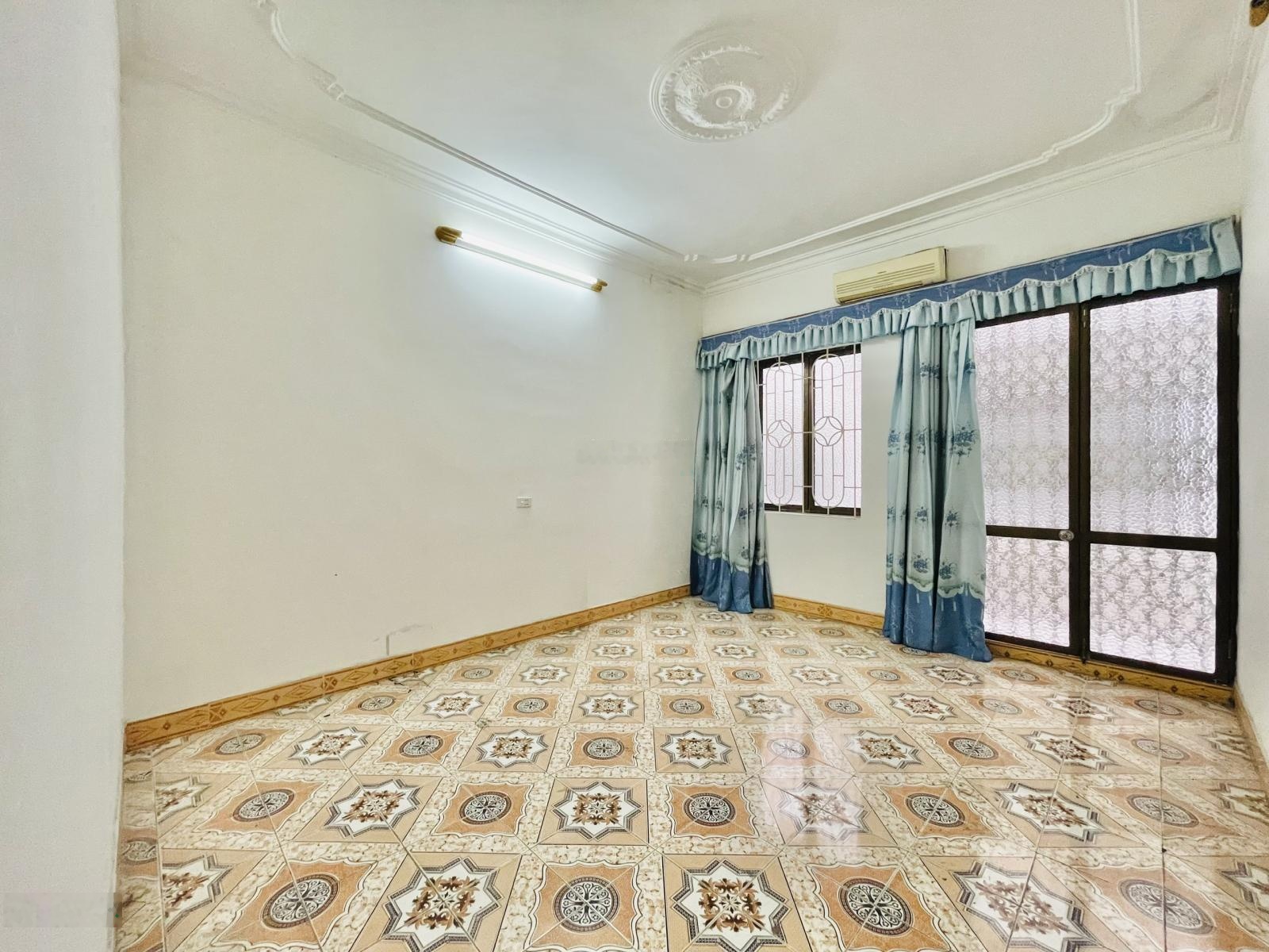 Bán nhà 2,5 tầng ngõ 302 Văn Cao thông 139 Ngô Gia Tự