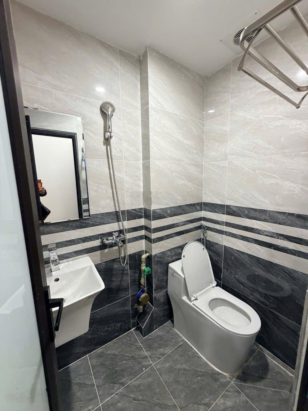 Siêu dòng tiền 250tr/năm ở chùa láng đầy đủ pccc 101m với 32 phòng full đồ và 1 mặt bằng kinh doanh