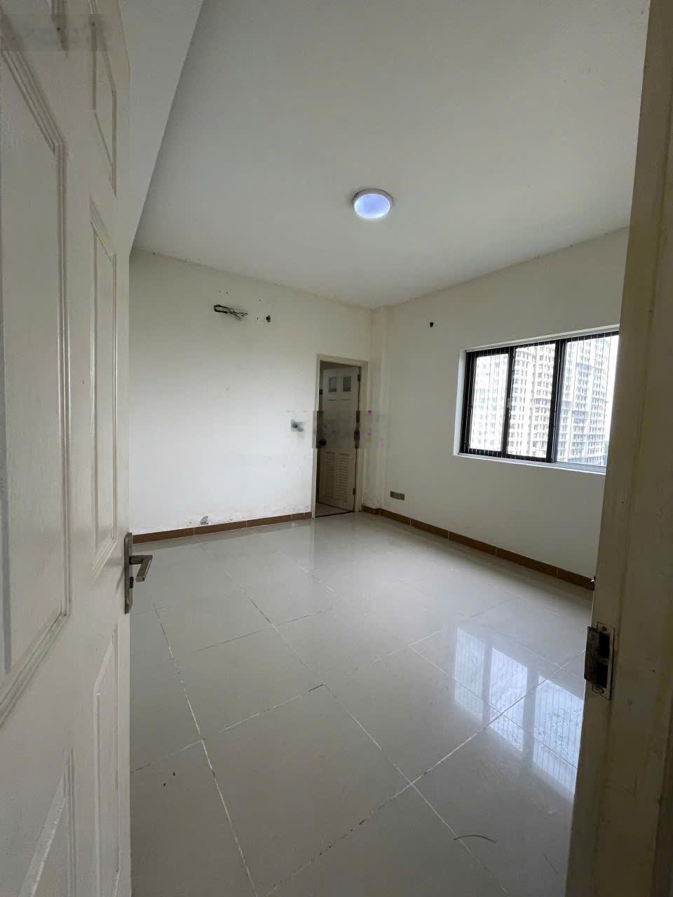 Chính chủ kẹt tiền bán gấp căn góc hướng nam 2pn 77m2 giá chỉ 3,1 tỷ.