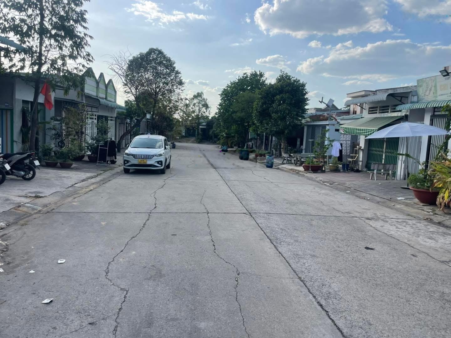 Bán đất tặng nhà ngay Trung tâm KCN Mỹ Phước 3. DT 300m2, Sổ sẵn sang tên liền, full 100% thổ cư