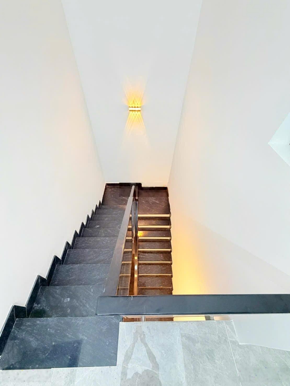 (Thủ đức) đường Dân Chủ khu vip, 2,5 tỷ, 48 m2, 2PN, 2WC, cách q2 7p- cách làng đh 10p