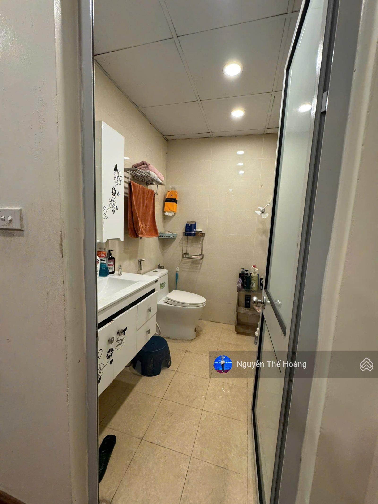 Gia đình cần bán CH 2N - 2WC, 78m2 tòa RomanPlaza. Tầng trung BC thoáng mát, Full nội thất, Sổ đỏ