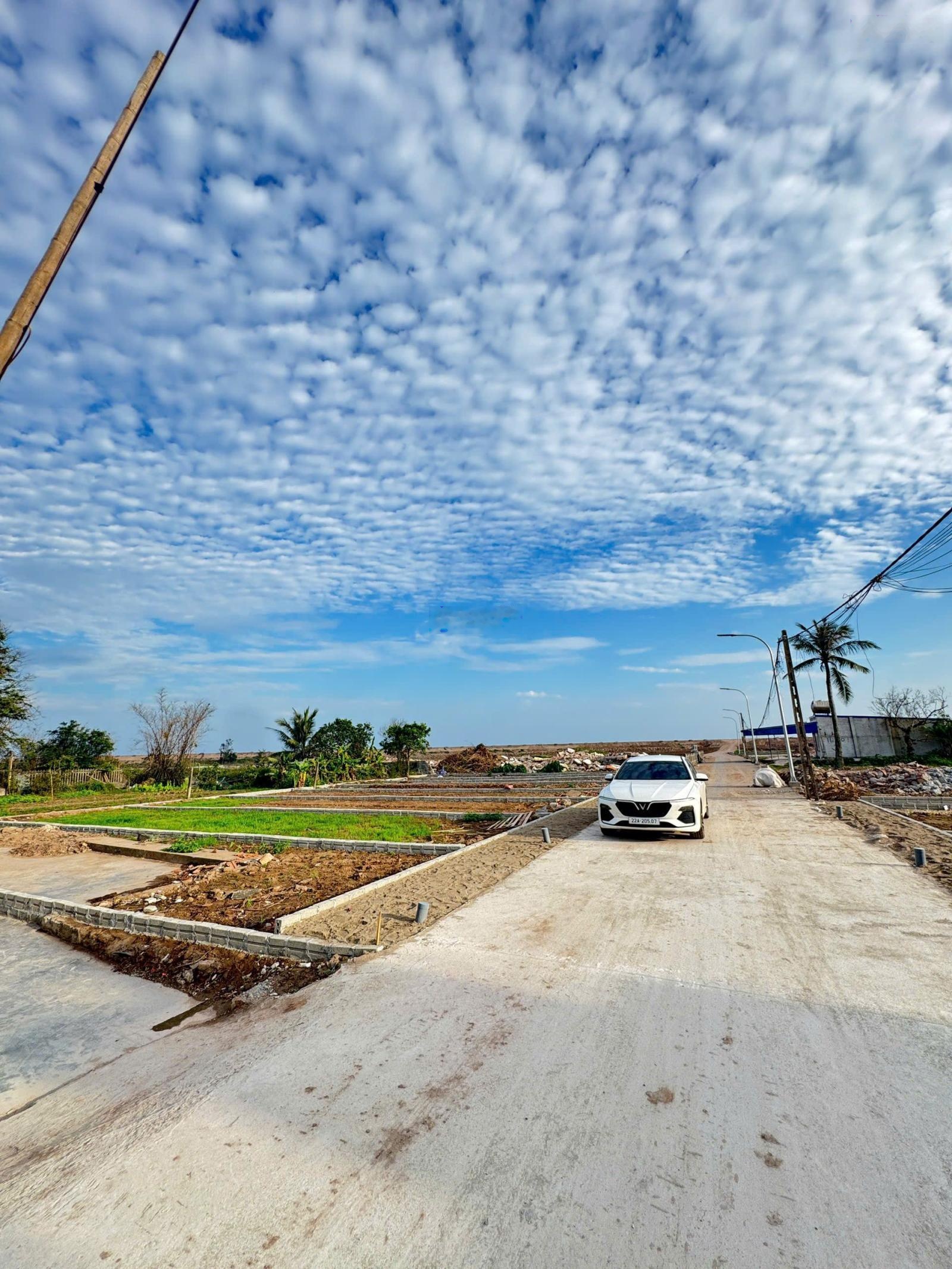 Đường trước đất 6m vị trí đẹp ngay cạnh bãi tắm hải triều. Chỉ cách mặt biển 50m đầu tư có thể x2 .