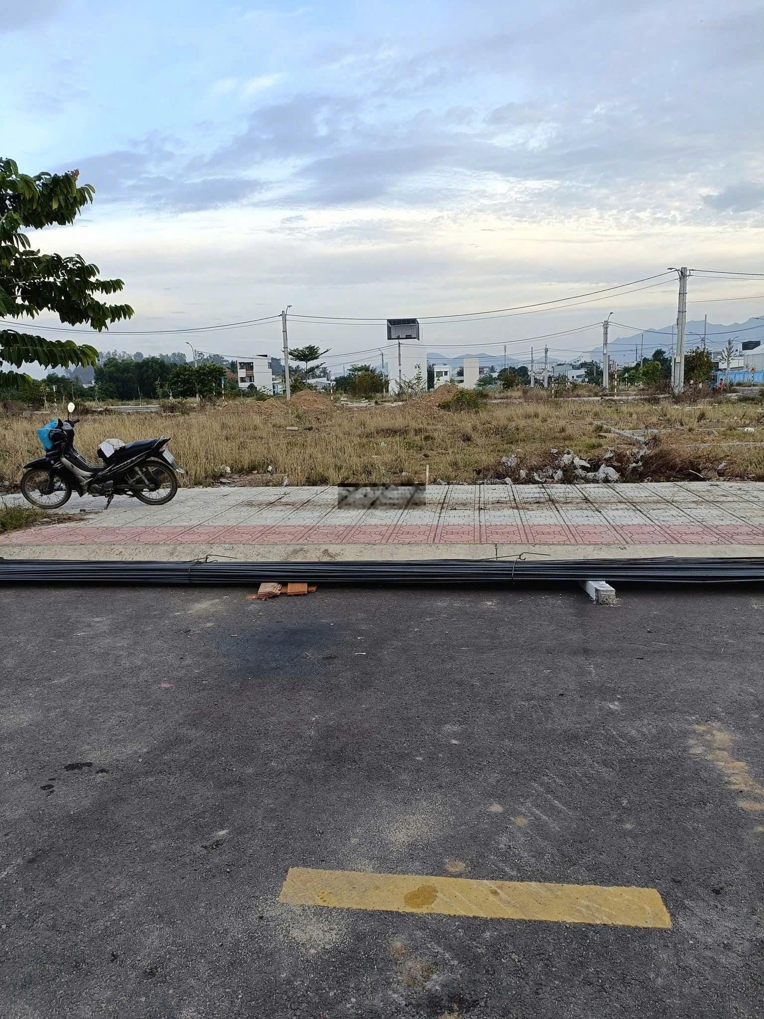 Đất tái định cư Ngọc Hiệp dt 99m2 ngang 4,5m đường rộng 16m
